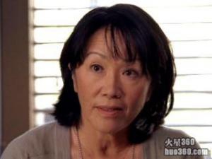 Freda Foh Shen客串《福尔摩斯与华生》 饰华生母亲 Freda Foh Shen客串《福尔摩斯与华生》 饰华生母亲